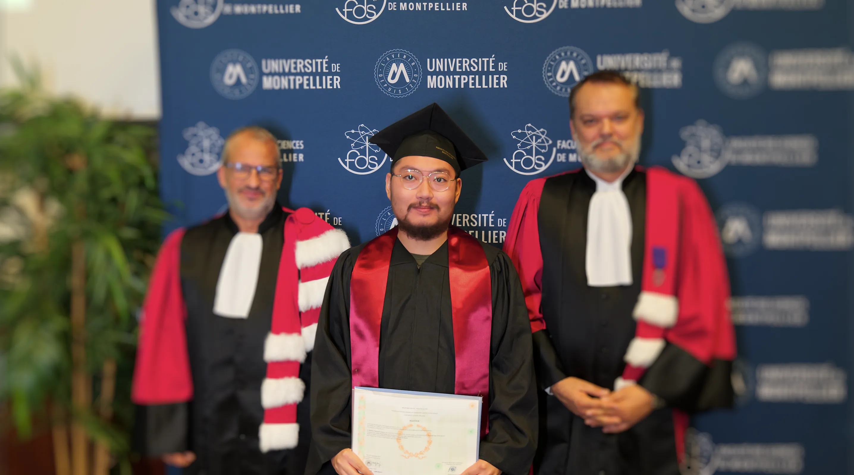 Portrait de Tony Nguyen recevant son diplôme en Master informatique : Génie Logiciel